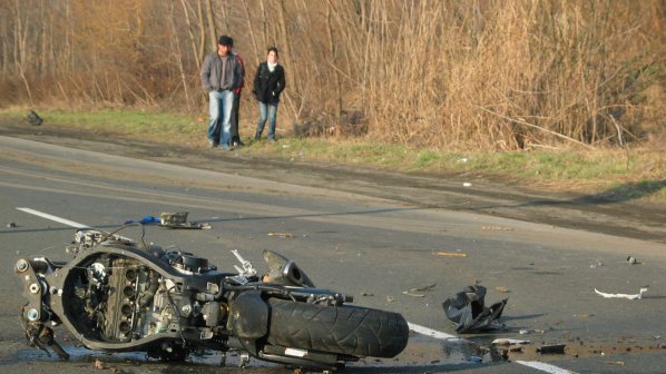 Неправоспособен моторист се заби във ВАЗ