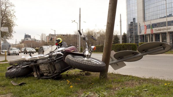Пиян и неправоспособен мотоциклетист е катастрофирал снощи
