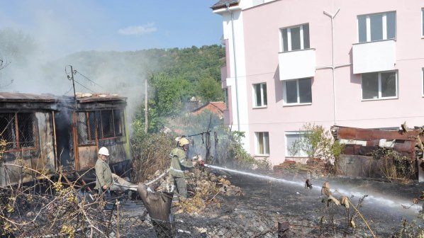Пожар във вилна зона в Благоевград