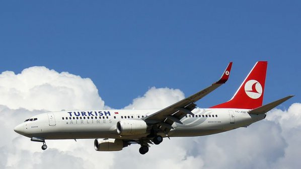 Турски самолет се приземи аварийно заради ято птици
