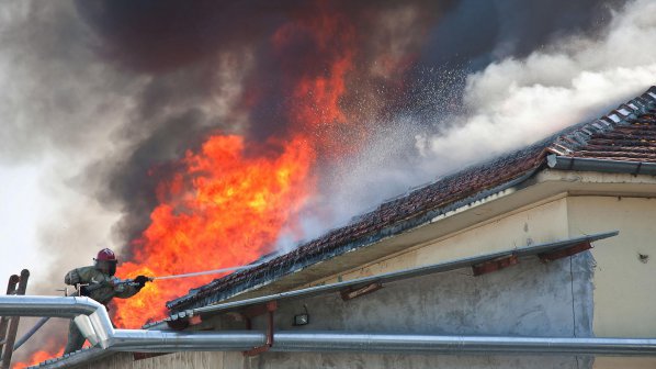 Мъж изгоря жив в дома си при пожар