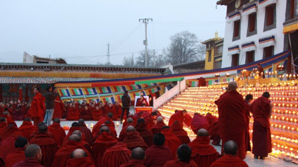 Осъдиха тибетски монаси, помогнали на друг монах да се самозапали