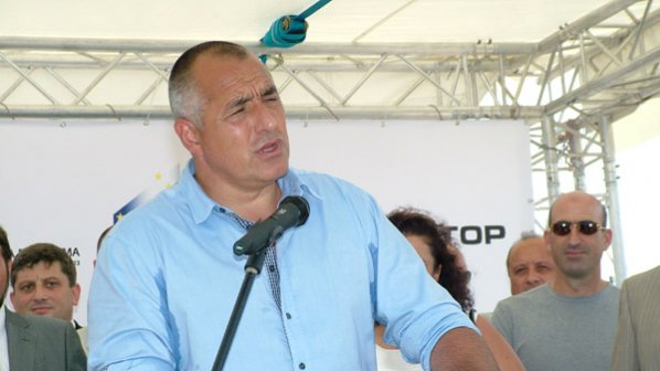 Премиерът направи първа копка на на пътя Кърджали - Подкова