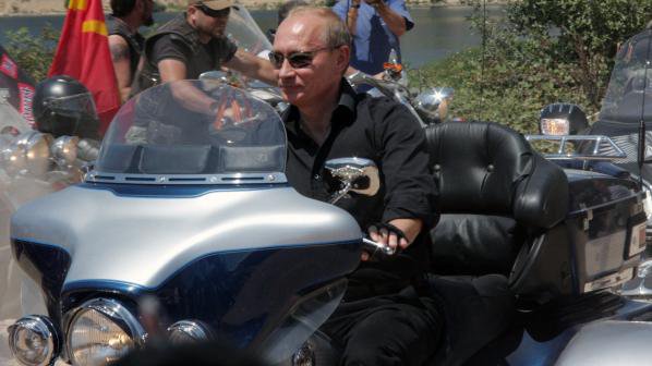 Путин яхна &quot;Харли Дейвидсън&quot; и поведе група рокери