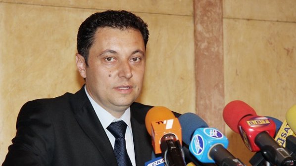 Яне Янев иска парламентът да се разпусне за два месеца