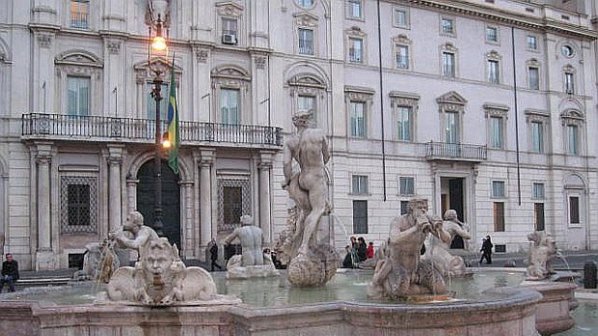 Вандали потрошиха прочут римски фонтан
