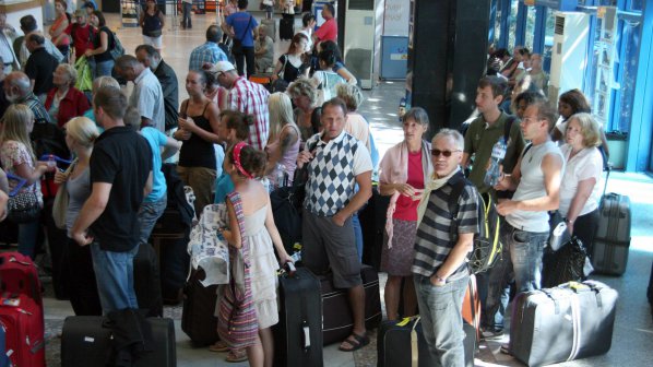 Борисов праща правителствения самолет за блокираните в Бургас туристи