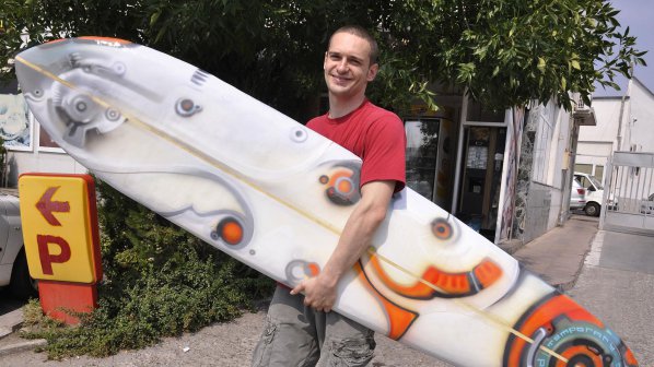 Хасковски художник си изработи сърф за 3 - метрови вълни