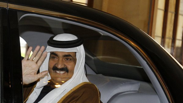 Неизвестни стреляха по колата на емира на Катар