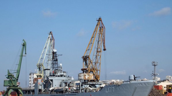 Пристанище Варна е затворено за ненатоварени кораби заради силен вятър