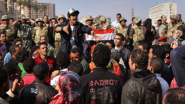 Привърженици и противници на Мубарак се замеряха с камъни пред съда в Кайро