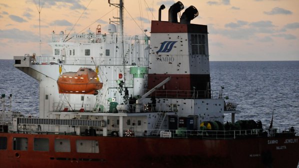Сомалийски пирати освободиха отвлечен кораб срещу 7 млн. долара
