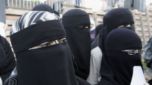 Холандия спира помощите на мюсюлманки със забрадки