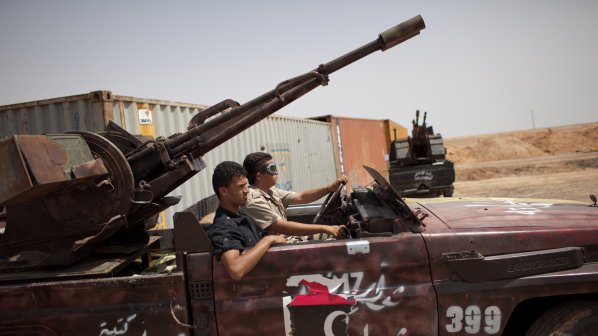 Либийските бунтовници контролират летището и военна база край Сирт