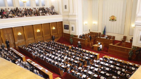 Парламентът с извънредно заседание