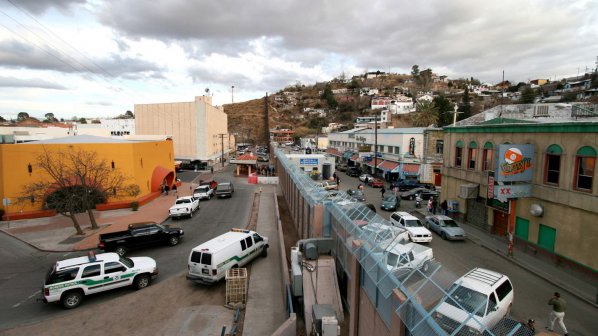 Рухнал покрив рани 17 души в Мексико