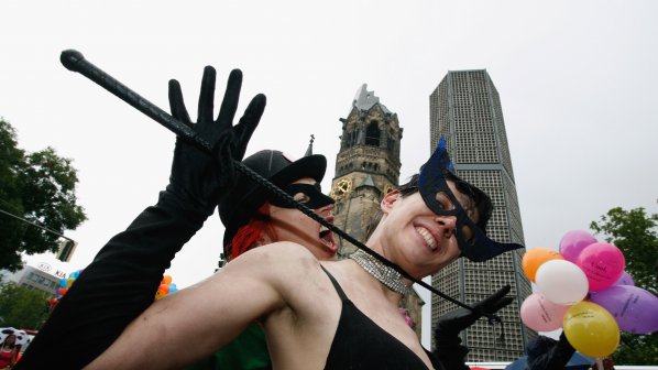 Германия въвежда &quot;финансово равноправие&quot; за федералните служители с хомосексуален брак