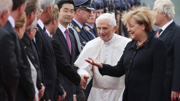 Папа Бенедикт Шестнайсети пристигна в родината си