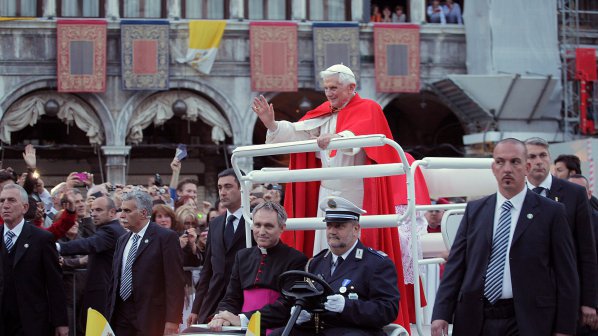 Папа Бенедикт XVI се срещна с астронавти