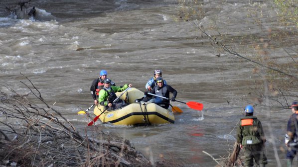 Пожарникари спасиха паднал в река пиян мъж