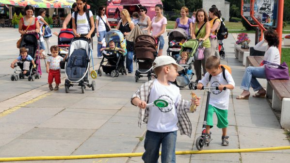 Майки ще окупират община Варна заради детски надбавки