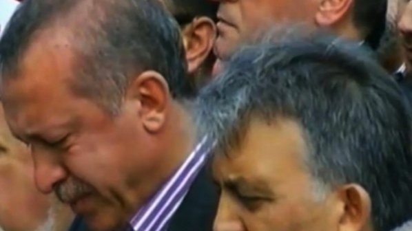 Касим Дал до турския премиер Ердоган при погребението на майка му