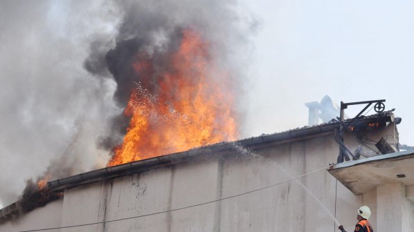 Пожар опустоши склад в каварненско село