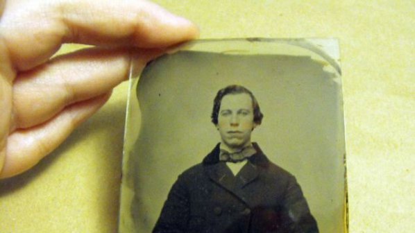Продават снимка на Джон Траволта от преди ... 150 години