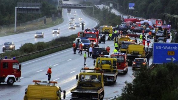 Зверска верижна катастрофа с 51 камиона и автобуса (видео)
