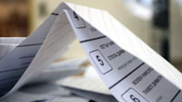 Активисти на ДПС раздават по къщите в Кърджали образец на изборната бюлетина