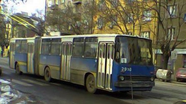 Автобуси, тролеи и автомобили са блокирани във Варна