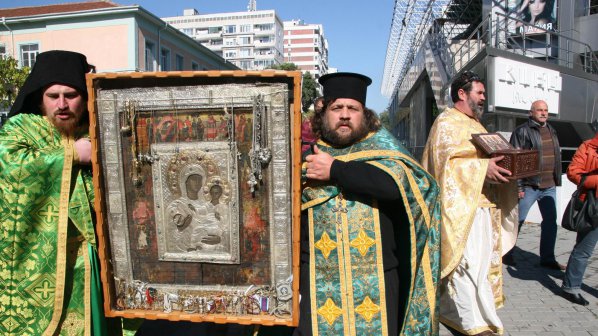 Чудотворна икона на Богородица пристигна в Бургас