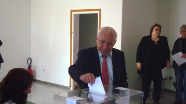 Желю Желев гласува в Тунис
