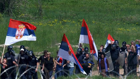 Косовските сърби укрепват барикадите (видео)