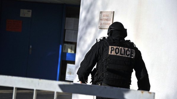 Неизвестен мъж е взел заложници в трудова борса в Париж