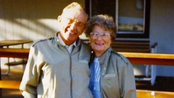 След 72 години съпрузи починаха в един ден хванати за ръка (видео)