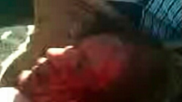 Брутално! Бунтовник изнасилил Кадафи с нож (видео)