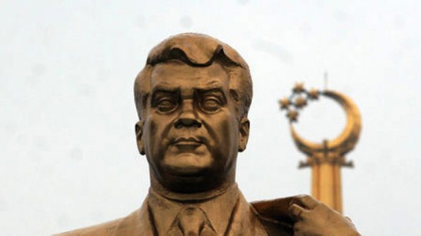 Издигнаха отново златната статуя на бивш туркменистански диктатор