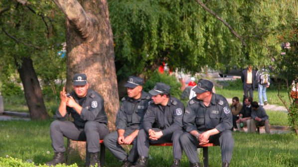 Режат пет от заплатите накуп при пенсия на полицаи и военни