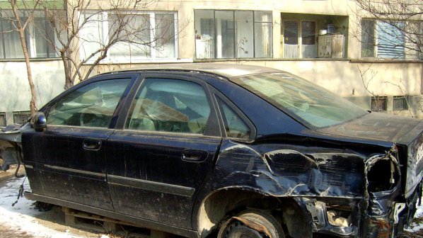 3630 изоставени коли задръстват София