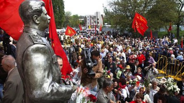 Издигнаха нова статуя на Сталин в Украйна