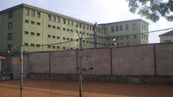 Пакет с канабис и телефони откриха край затвора в Бургас