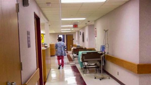Санитар, осъден за блудство с пациентка продължава да работи в болницата