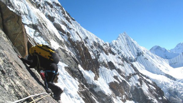 Спасиха 2500 - те блокирани в района на Еверест туристи