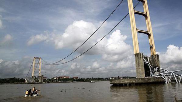40 в неизвестност след срутването на мост в Индонезия