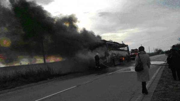 Пътнически автобус изгоря на пътя