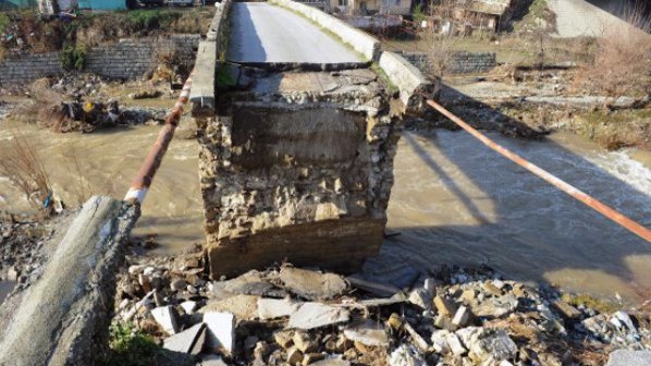 33-ма са в неизвестност, а 10 души са загинали след срутване на мост в Индонезия