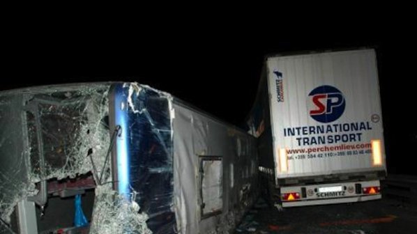 36 загинали и 13 ранени при катастрофа между камион и автобус