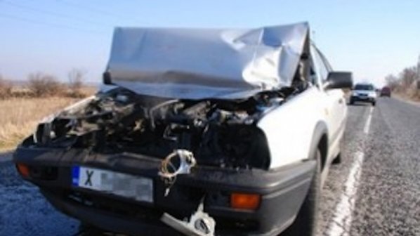 Помияр предизвика катастрофа на кола и ТИР