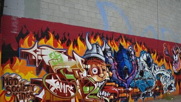 Спипаха двама, обрисували с графити смолянски сгради